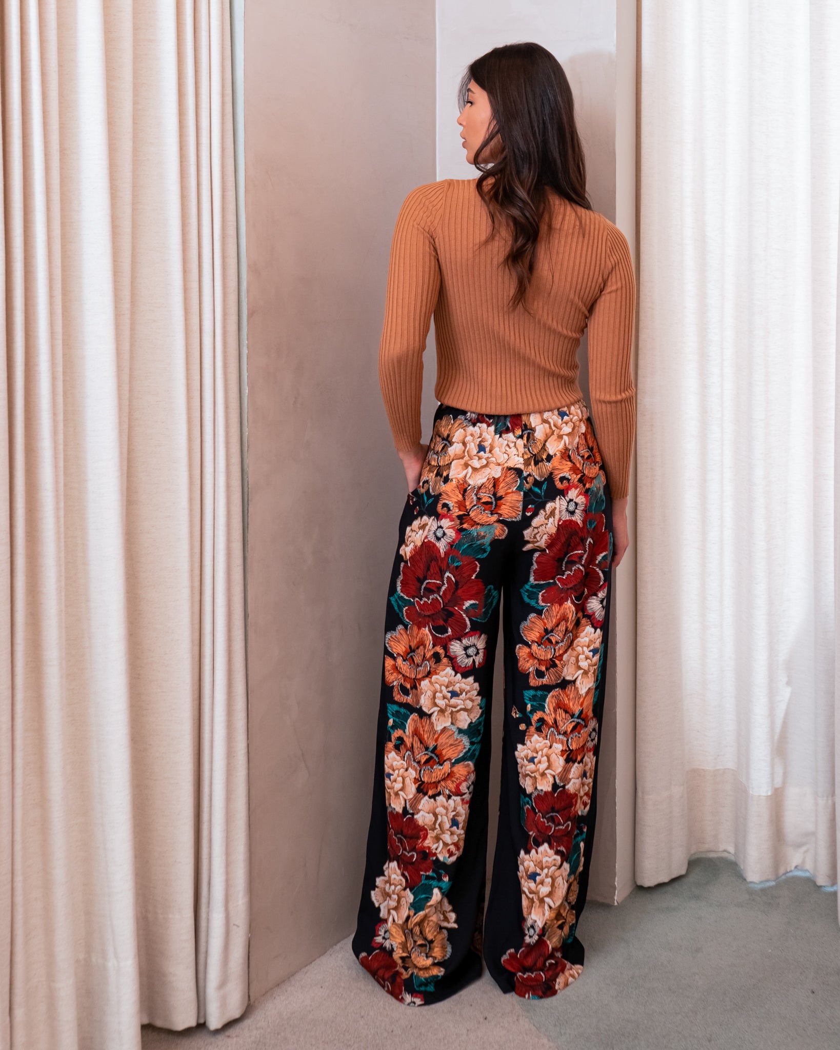 Calça Pantalona Estampa Floral Bordado