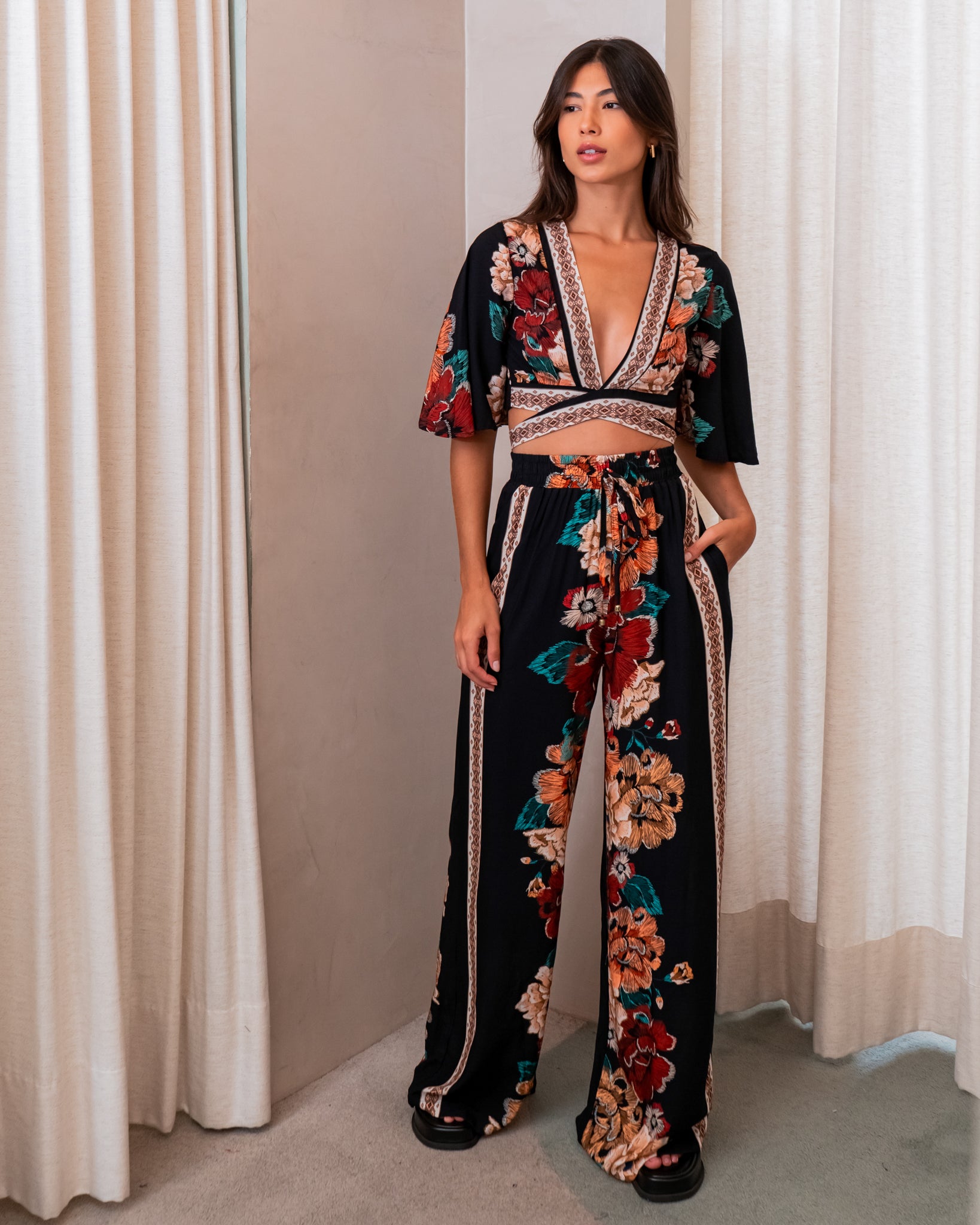 Calça Pantalona Estampa Floral Bordado