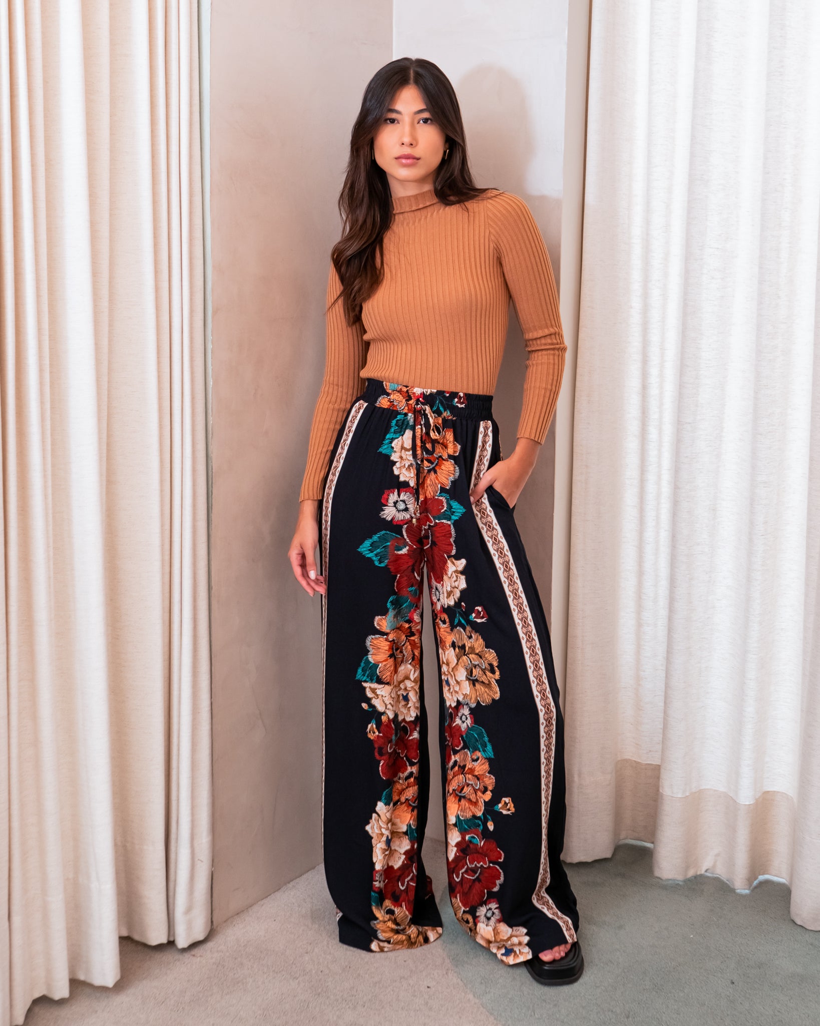 Calça Pantalona Estampa Floral Bordado
