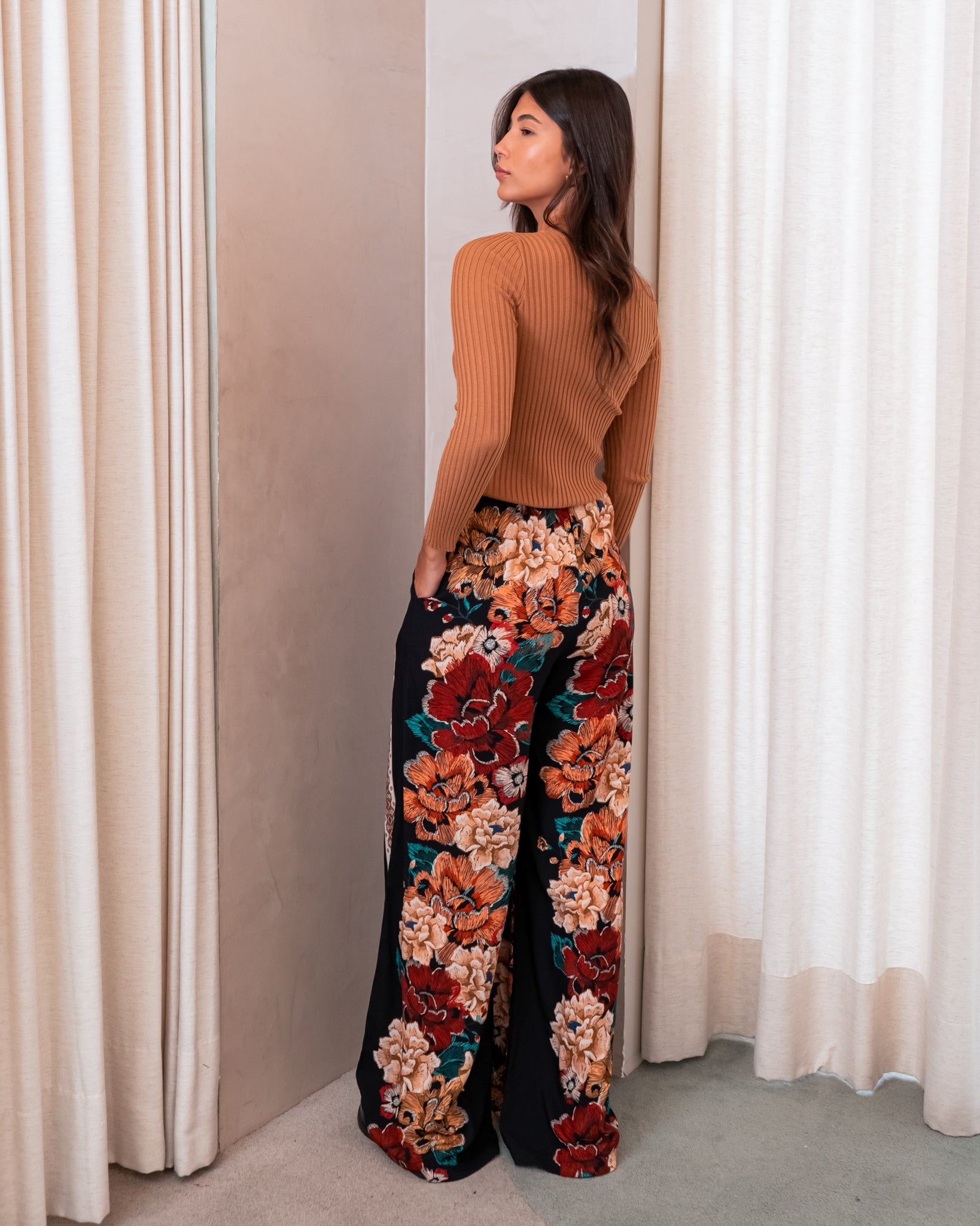 Calça Pantalona Estampa Floral Bordado