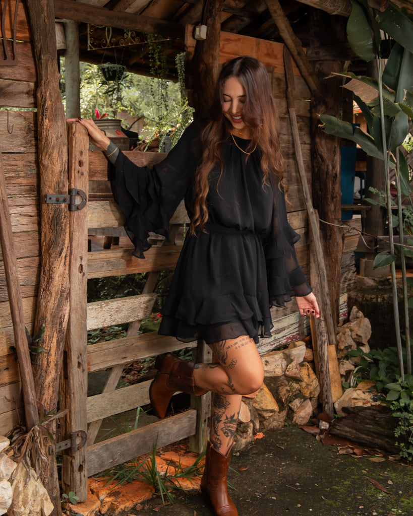 Vestido Curto Boho Gaia – Manga Longa e Babados