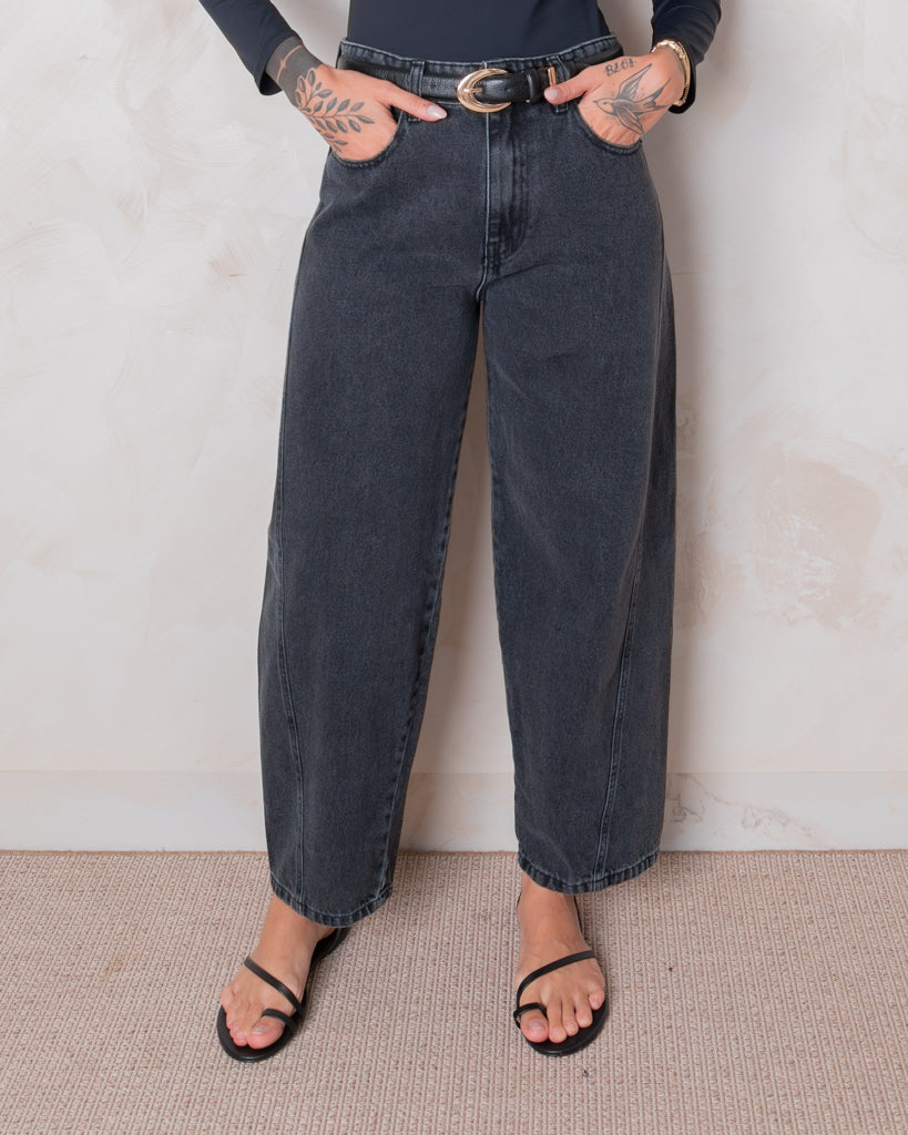 Calça Jeans Barrel-  Lavagem Black Estonada