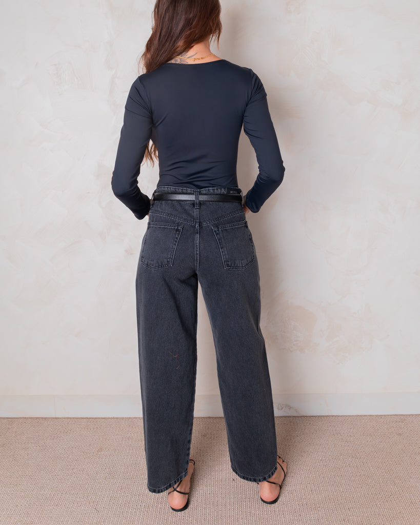 Calça Jeans Barrel-  Lavagem Black Estonada