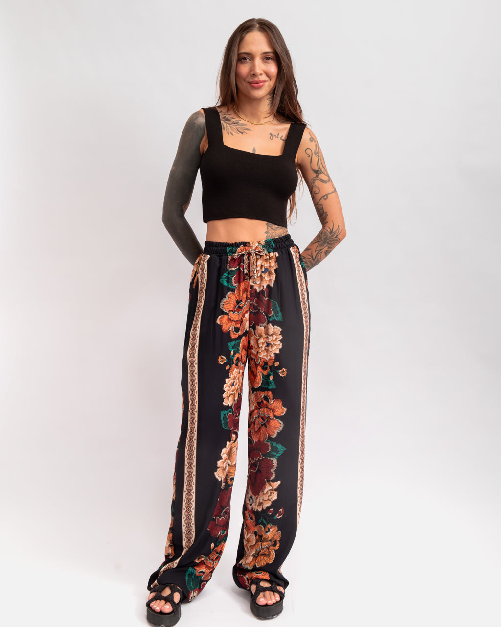 Calça Pantalona Estampa Floral Bordado