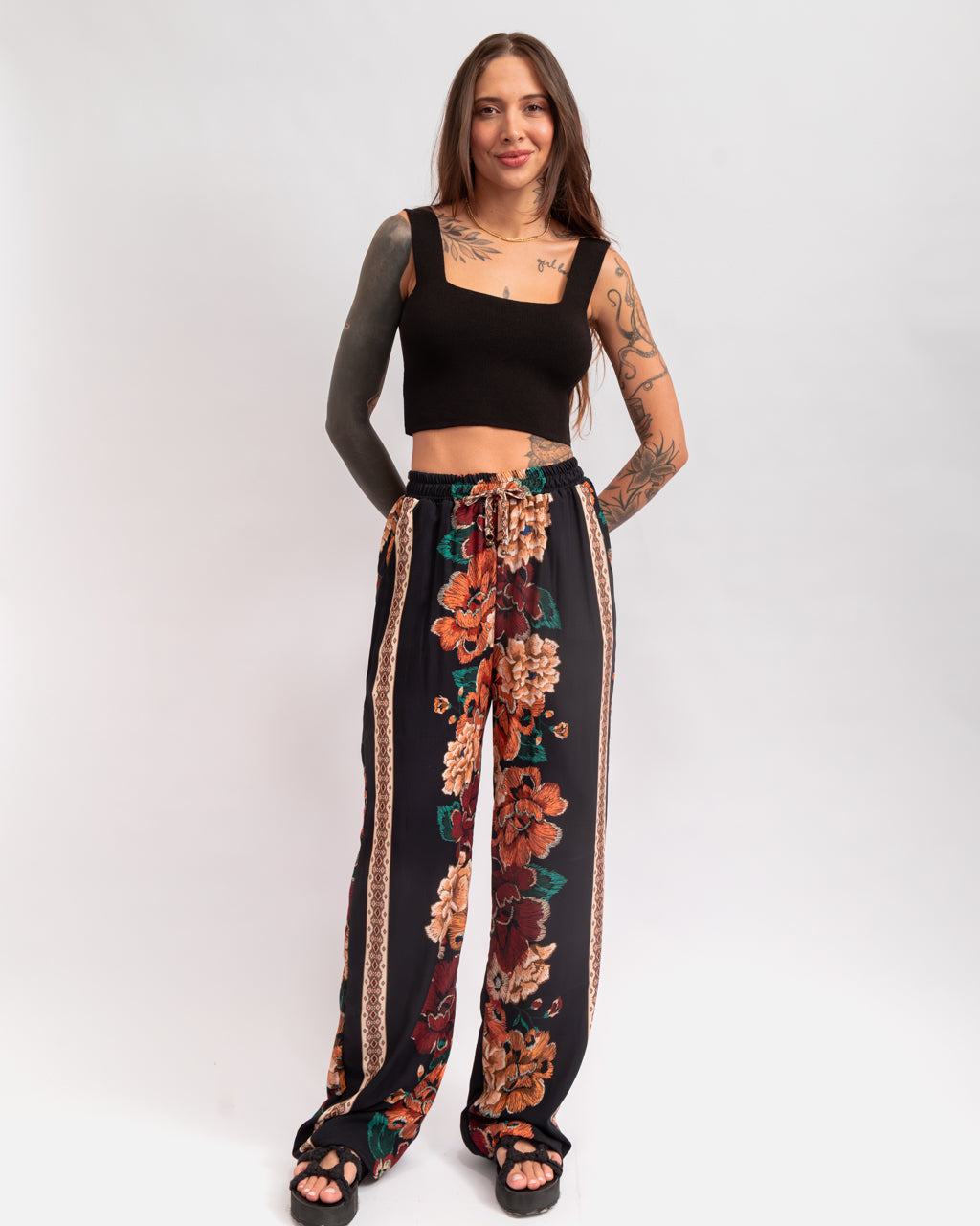 Calça Pantalona Estampa Floral Bordado